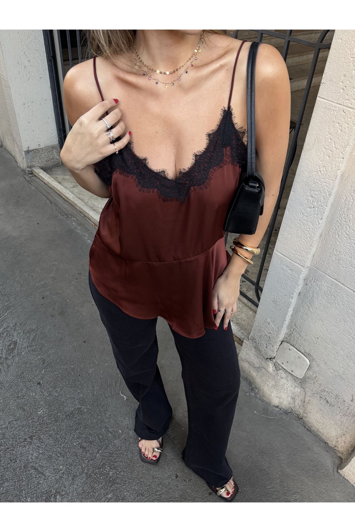 Regata Amelie acetinada e renda - Marrom