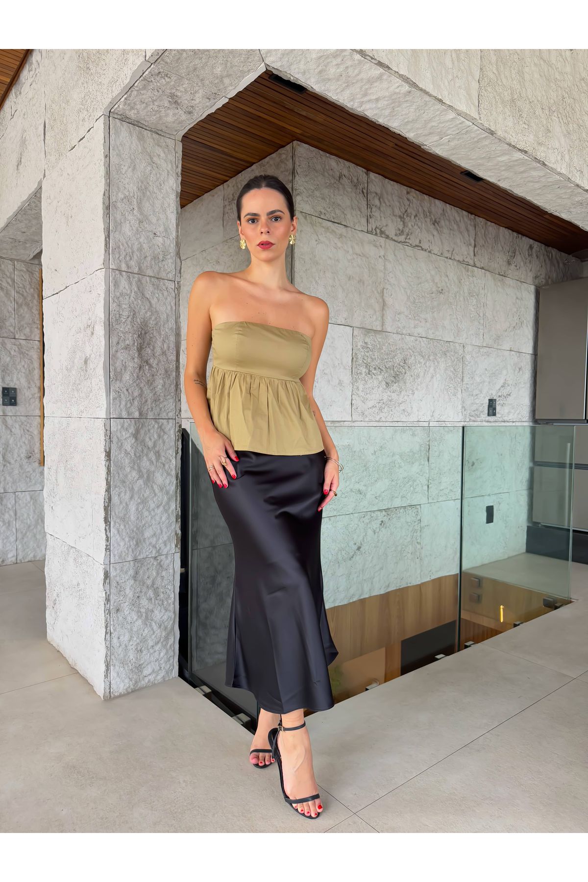 Saia Mayla acetinada midi - Preto
