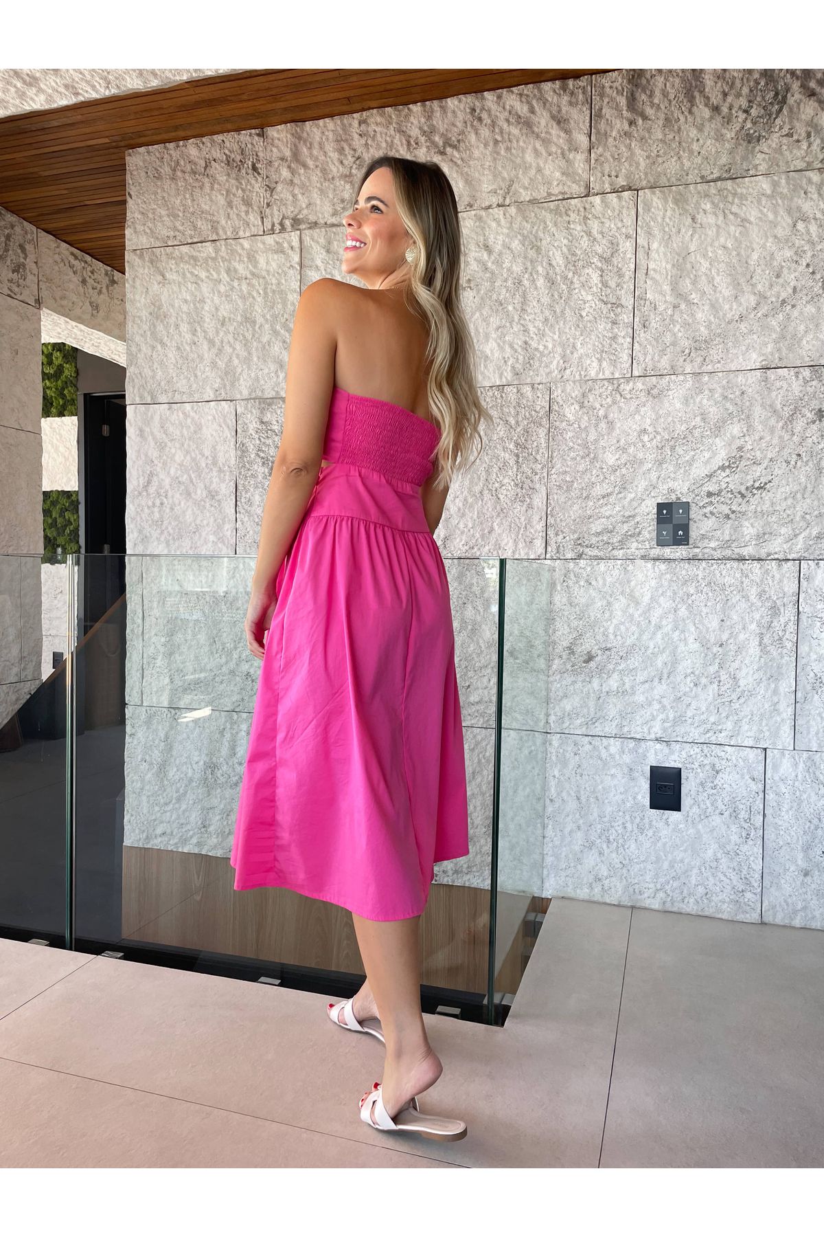 Vestido Eloise midi sem alças com recorte - Rosa