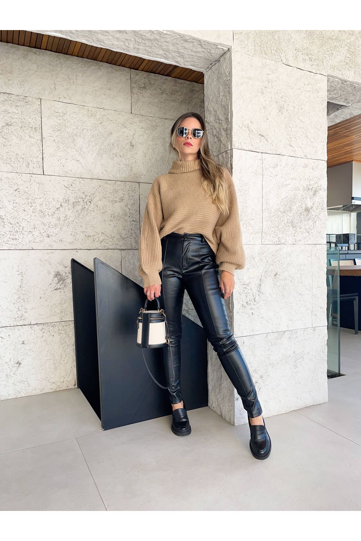 Calça Loren couro sintetico com elastano skinny - Preta 