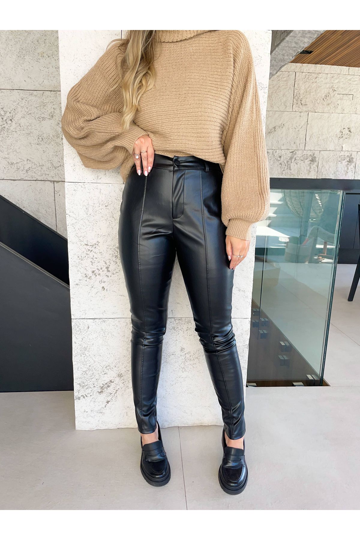 Calça Loren couro sintetico com elastano skinny - Preta 