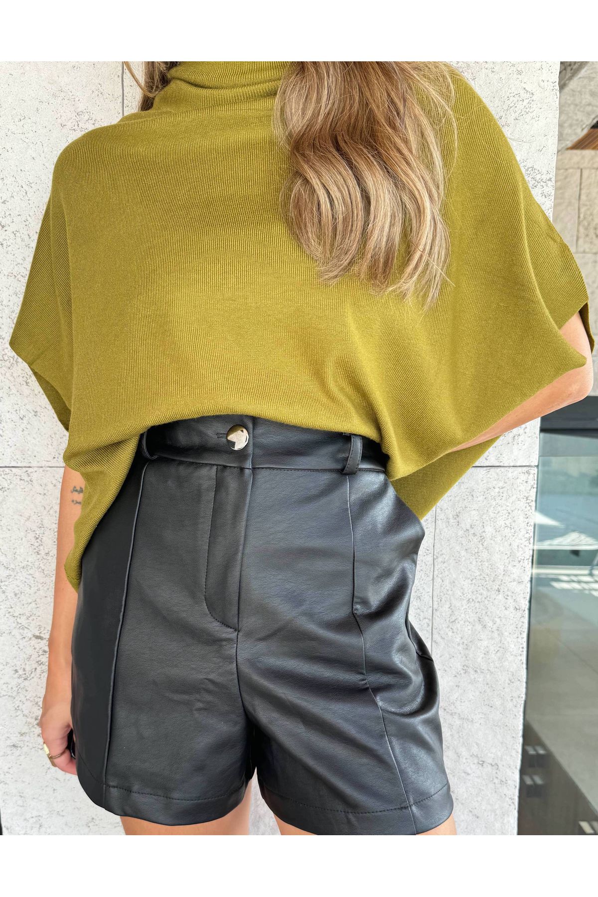 Short Noemi couro sintetico preto 