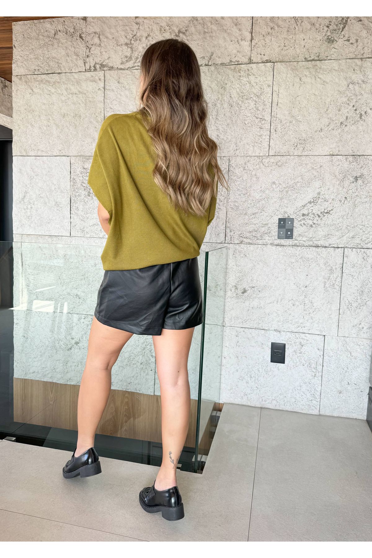 Short Noemi couro sintetico preto 