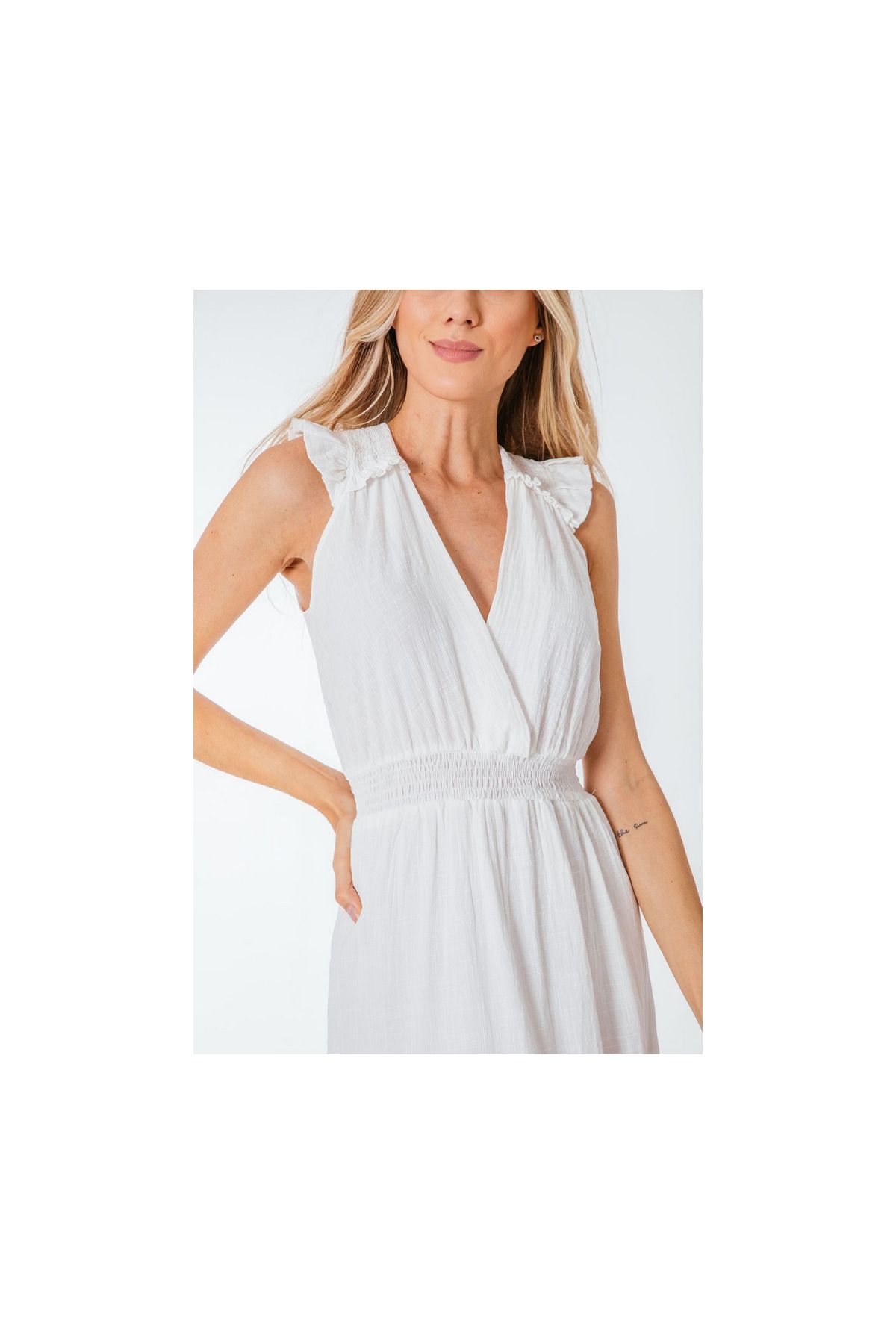 Vestido Babi longo com decote V lastex na cintura camadas na saia e babado na manga