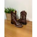 BOTA TEXANA EM COURO LÁTEGO MARROM CANO CAPOTINHA BORDADO TRIBAL BEGE E PRETO