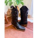 BOTA TEXANA EM COURO PRETO BORDADO ALL BLACK COM STRASS E METAIS BICO FINO SOLADO DE MADEIRA