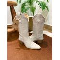 BOTA TEXANA EM COURO OFF WHITE BORDADA BICO FINO SOLADO MADEIRA