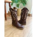 BOTA TEXANA EM COURO ESTILIZADO JACARÉ MARROM BORDADO TRIBAL COM TRICE SOLADO DE MADEIRA