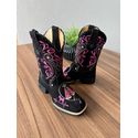 BOTA TEXANA EM COURO NOBUCK PRETO BORDADO NOSSA SENHORA + TRIBAL + MULA BATIMENTO ROSA COM TRICE CANO TRADICIONAL