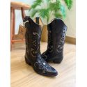 BOTA TEXANA EM COURO LÁTEGO PRETO ALL BLACK LASER CRUZ METAIS BRIDAO BICO FINO PVC