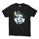 Camiseta Preta - Estampa Astronauta Tomando Cerveja. 