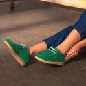Sapato London Feminino em couro verde limão, solado crepe em látex e palmilha anatômica.