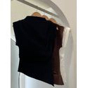BLUSA COM DRAPEADOS E CORTE DIAGONAL MARROM