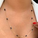 Colar alongado com detalhes pretos 60cm