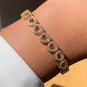 Pulseira de coração vazada com detalhes cravejado 