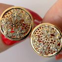 Brinco redondo de flor com detalhes na micro zircônia 