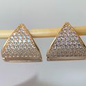 Brinco de argola triangular cravejado 