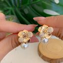Brinco de flor com perola e detalhes cravejado 