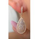 Brinco de argola formato gota trabalhado em micro zircônia 