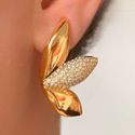 Brinco meia flor com detalhes na micro zircônia 