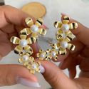 Brinco ear cuff de flores com pérolas 