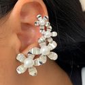 Brinco ear cuff de flores com pérolas 