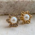 Brinco de flor em zircônias com pérola