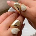 Anel liso com detalhe cravejado