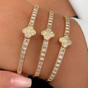Bracelete de trevo com detalhes em navetes
