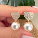 Brinco de perola com coração trabalhado na micro zircônia 