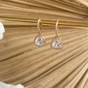 Brinco de argola com pingente de triângulo cravejado com zircônias
