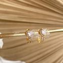 Brinco argola de coração com detalhes na micro zircônia