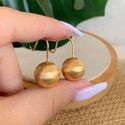 Brinco de esfera craquelada 
