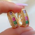 Brinco de argola com zircônias coloridas 