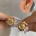 Brinco de flor com miolo cravejado