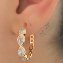 Brinco de argola com pedras de zircônia formato gota 