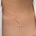Colar de cruz com detalhe na micro zircônia 