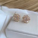 Brinco de flor com zircônias