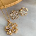 Conjunto de flor com detalhe em zircônia