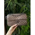 Bolsa Kiara Média Chevron Couro Metalizado Ácia com Ferragens Grafite 