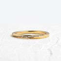 Aliança de Casamento Cravejada Moderna em Ouro 1,5mm Torcida Cloe - Unidade