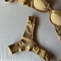 Calcinha biquíni Phoenix fio duplo lateral plissada dourado Trituê