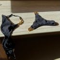 Calcinha Isla biquíni textura preta com corrente elo banho ouro Trituê