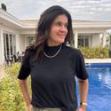 T-Shirt Feminina Gola - Preta