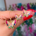 Conjunto de borboleta cravejada com detalhe em navetes coloridas