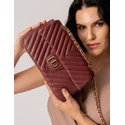 Bolsa Kiara Média Chevron Couro Cabernet com Ferragens Douradas