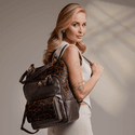 Mochila em Couro Pelo de Onça com Café para Notebook Andrea