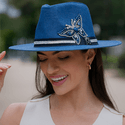 Chapéu Azul com broche de borboleta