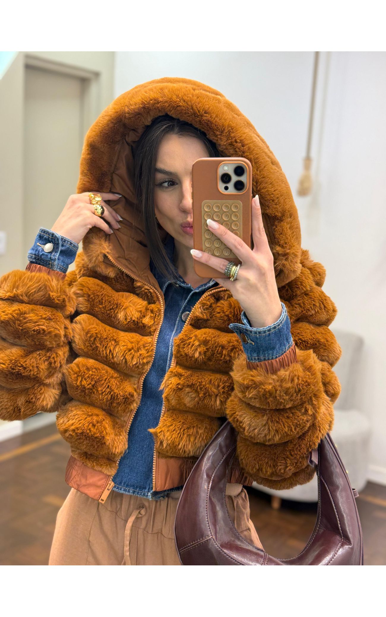 Jaqueta Faux Fur Gomos - Com Capuz e Ribana - Caramelo 