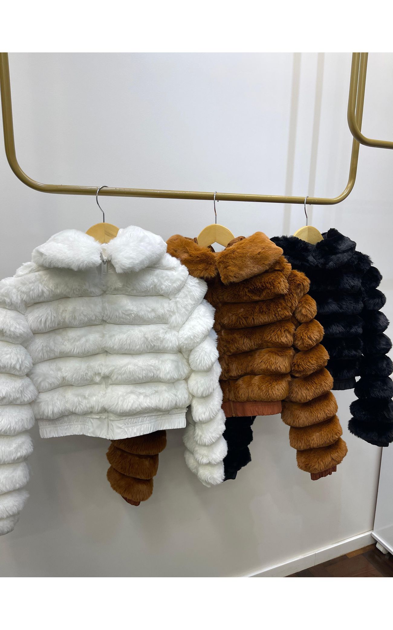Jaqueta Faux Fur Gomos - Com Capuz e Ribana - Caramelo 